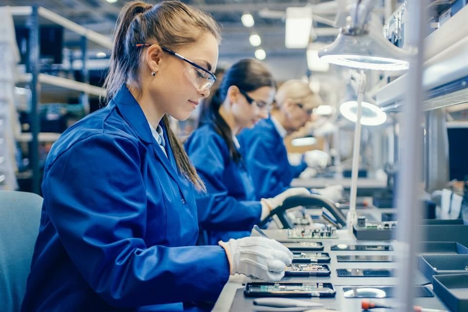Personal trabajando en el área de producción